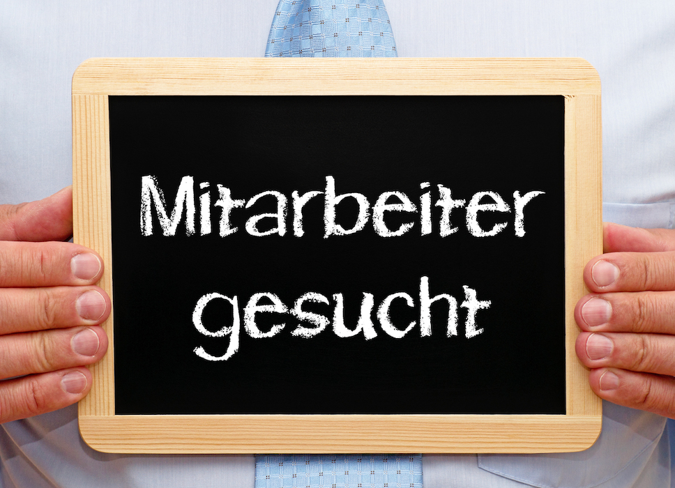 schultafel mit der aufschrift mitarbeiter gesucht