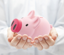 ein mann haelt ein rosa sparschwein