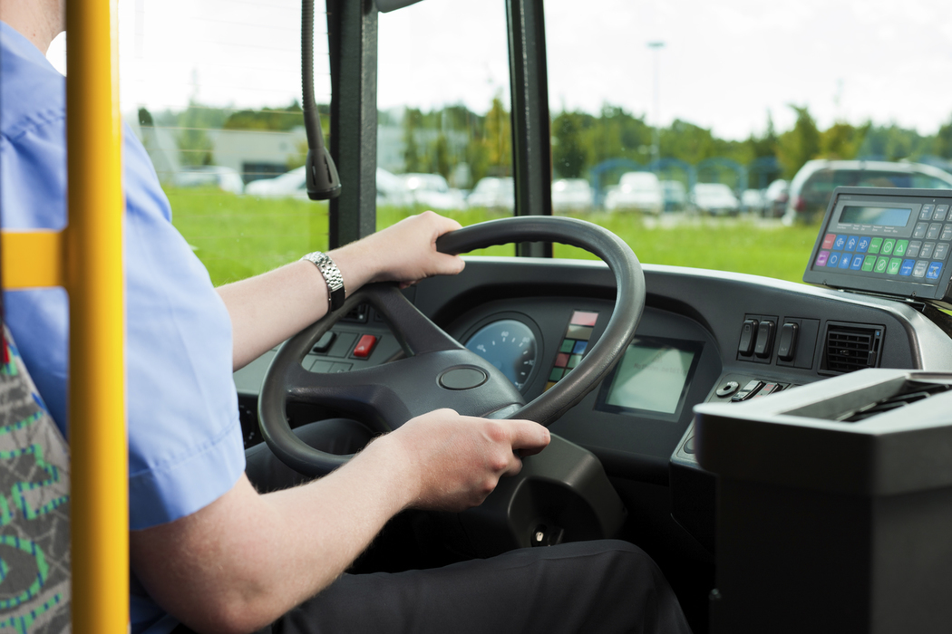 fahrer sitzt in seinem bus